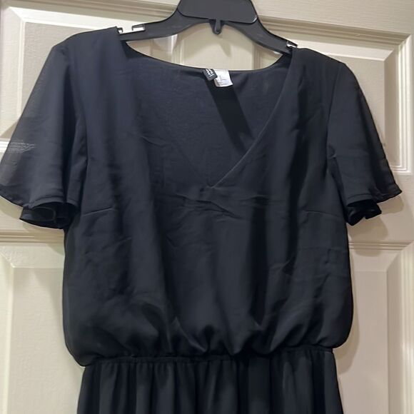 Elegant Divided H&M Black Mini Dress w Cinched Waist V-neck and Flutter Sleeves - Picture 2 of 10